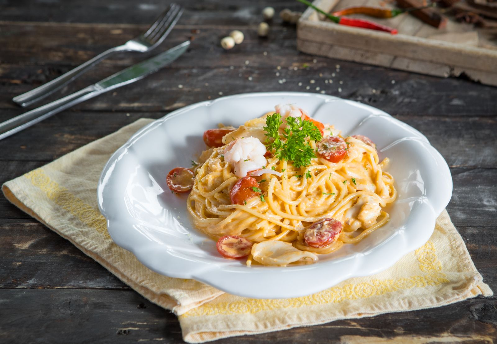 Mì spagetti sốt kem nấm với sợi mì được làm từ máy làm bún mì Philip. Thử xem một bữa tối lãng mạn với nến và hoa, thật tuyệt vời phải không nào?