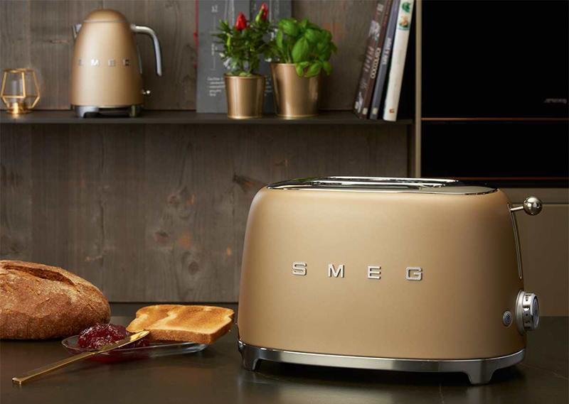 Máy Nướng Bánh Mì Smeg TSF01CHMEU Gold