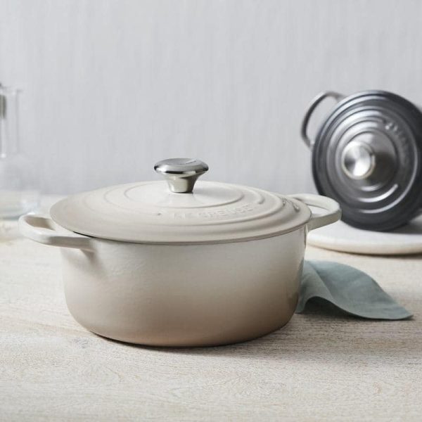 NOI Le Creuset 20 cm mau trang vang Meringue 3