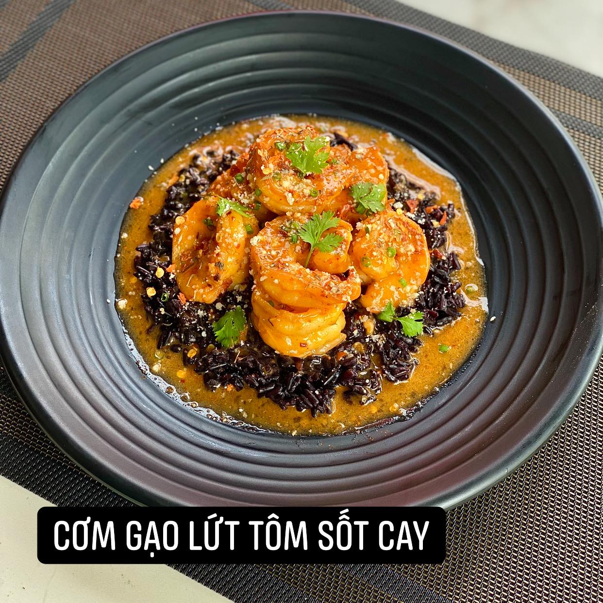 Cơm gạo lứt tôm sốt cay