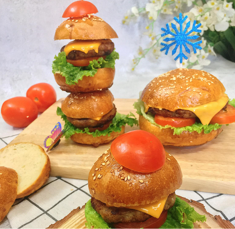 làm bánh hamburger bằng nồi chiên không dầu